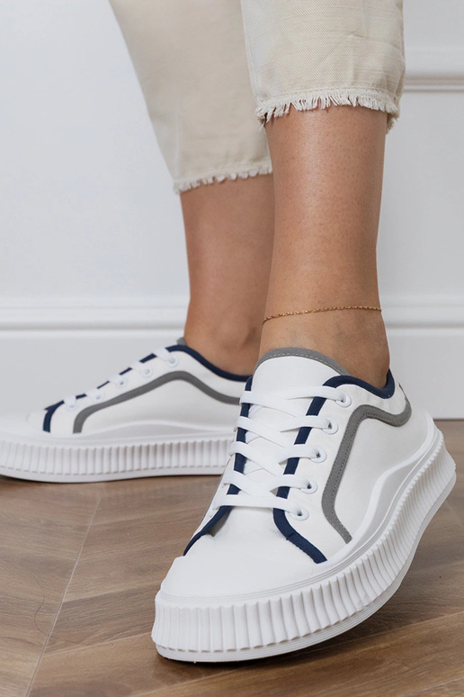 Witte dames schoenen op een platform,...