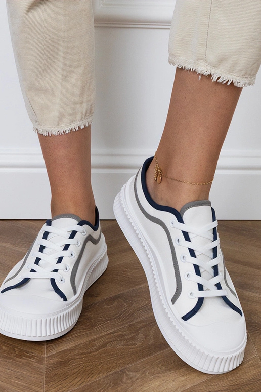 Witte dames schoenen op een platform,...