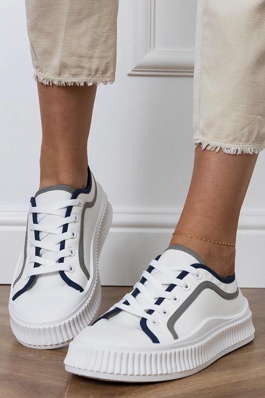 Witte dames schoenen op een platform,...