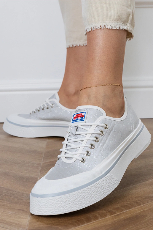 Grijze dames schoenen op een...