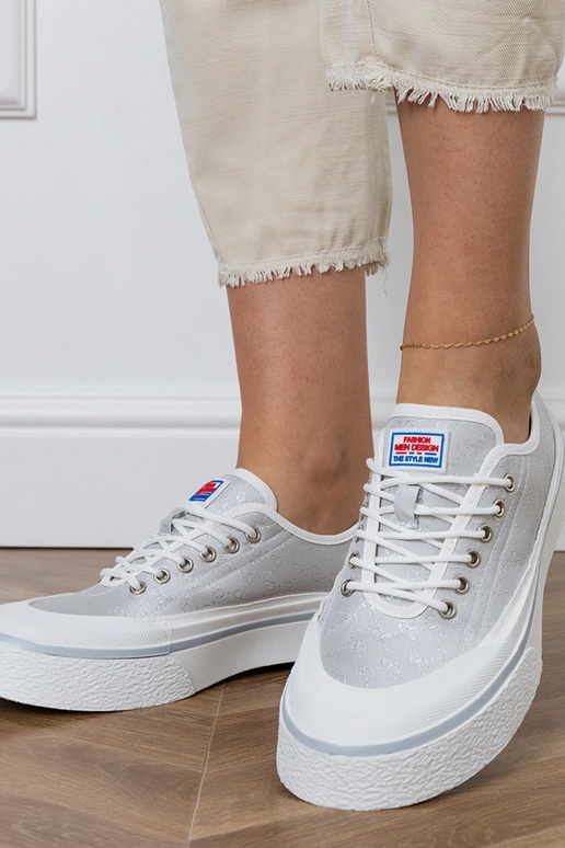 Grijze dames schoenen op een...