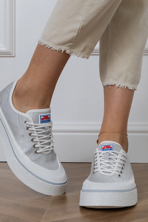 Grijze dames schoenen op een...