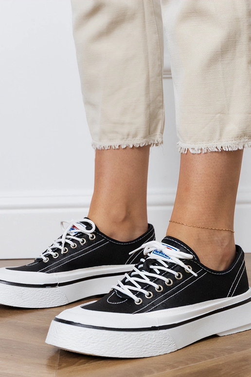 Zwarte dames schoenen op een...