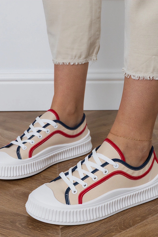 Beige dames schoenen op een platform,...