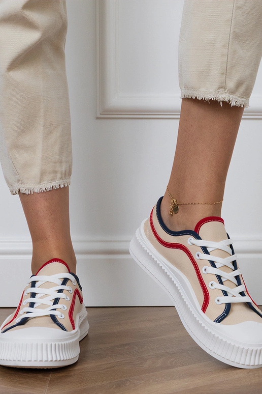 Beige dames schoenen op een platform,...