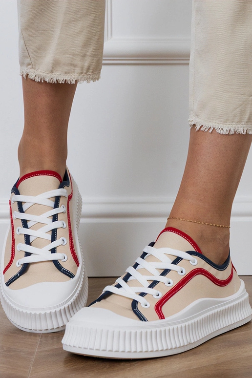 Beige dames schoenen op een platform,...