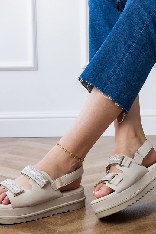 Beige sandalen met geborduurde...