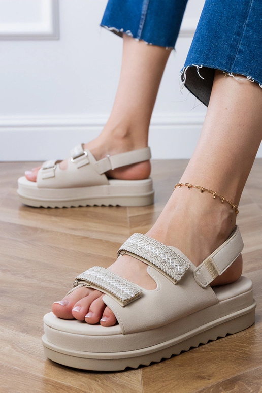 Beige sandalen met geborduurde...