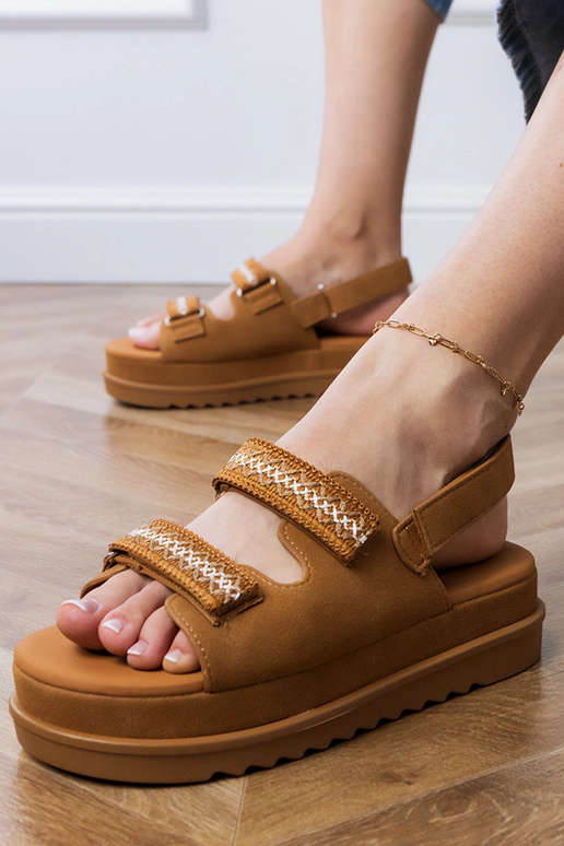 Sandales couleur caramel avec brides...