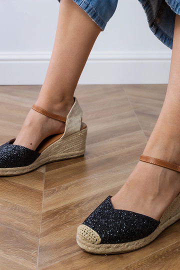 Schwarze glänzende Sandalen...