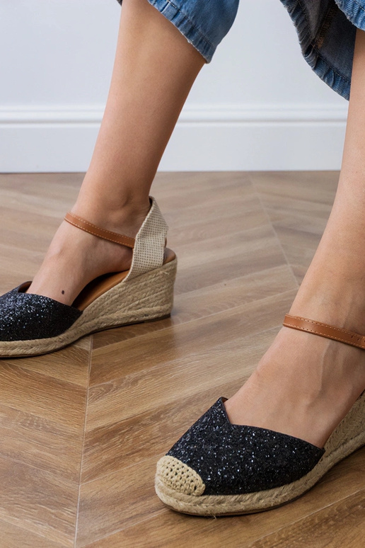 Zwarte glanzende sandalen op een...