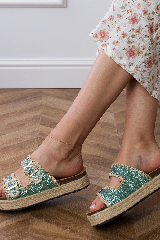 Chaussons verts de type espadrilles...