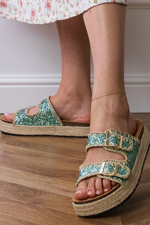 Chaussons verts de type espadrilles...