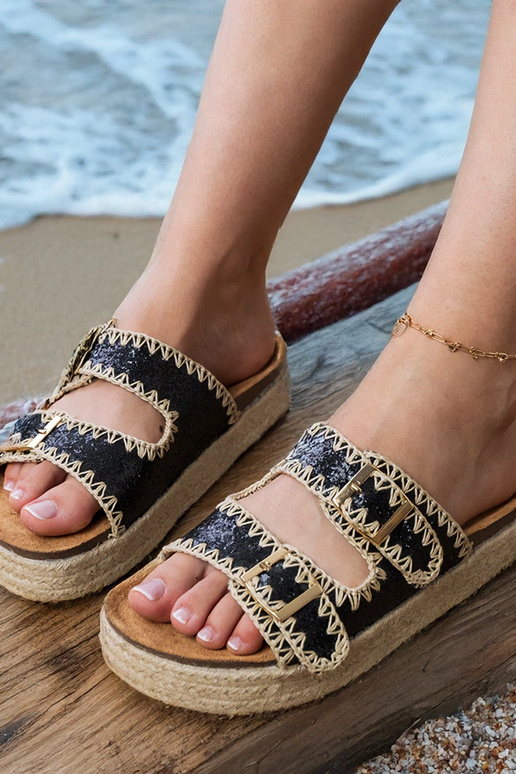 Chaussons noirs de type espadrilles...