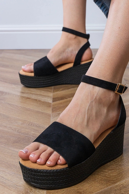 Schwarze Sandalen auf der Plattform...