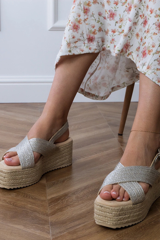 Silberne Espadrilles auf Plattform...