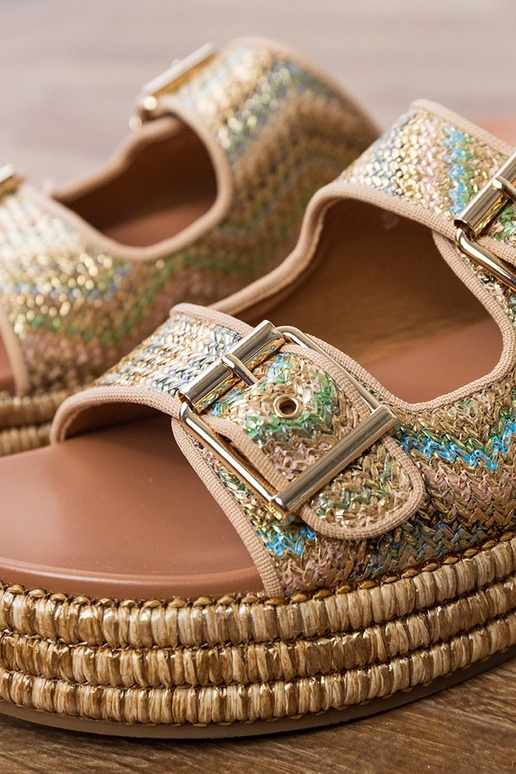 Chaussons dorés avec des boucles sur...