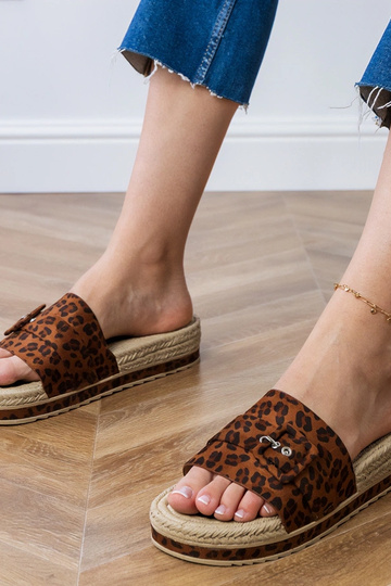 Lunda luipaardprint slippers op een platform met decoratieve gesp 2