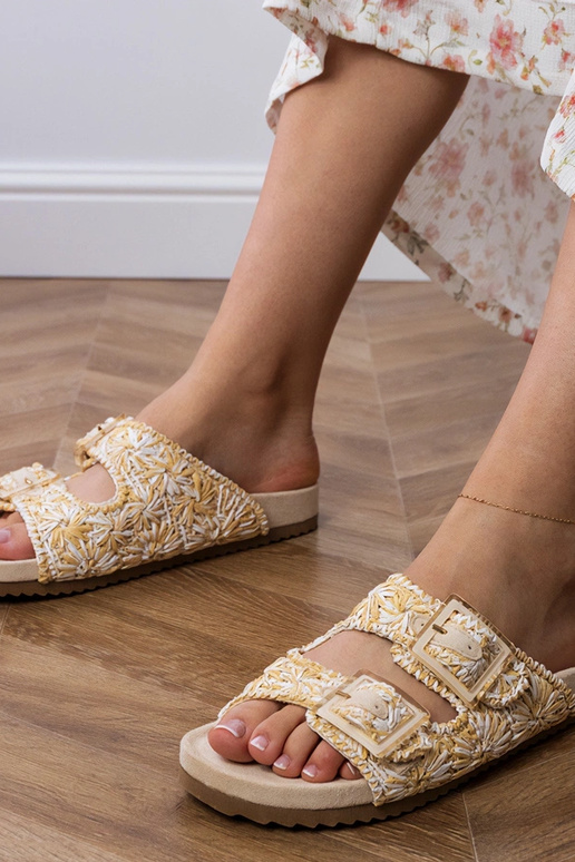 Sandfarbene gehäkelte Slipper mit...