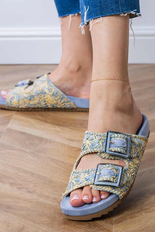 Chaussons tricotés bleus avec boucles...