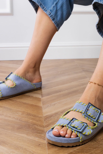 Blauwe slippers met gespen en borduursel op de banden, „Kim"