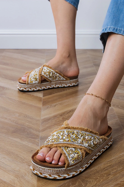 Sandfarbene Slipper mit...