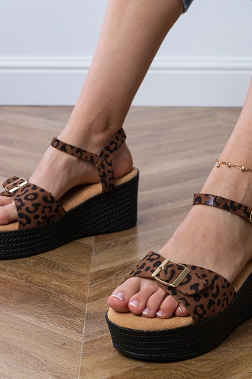 Plattformsandalen im Pantherdesign mit dekorativem Knopf, „Sarni"