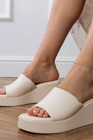 Witte klassieke slippers op... 2