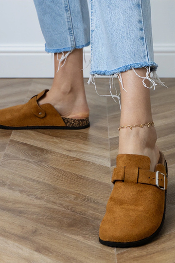 Bruine gesloten slippers op...