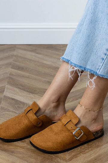 Bruine gesloten slippers op... 2