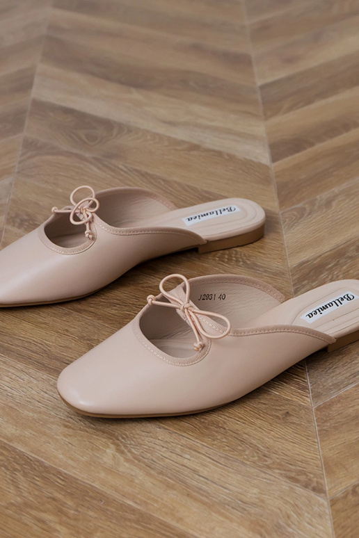 Zandkleurige gesloten slippers op... Zandkleurige gesloten slippers op...