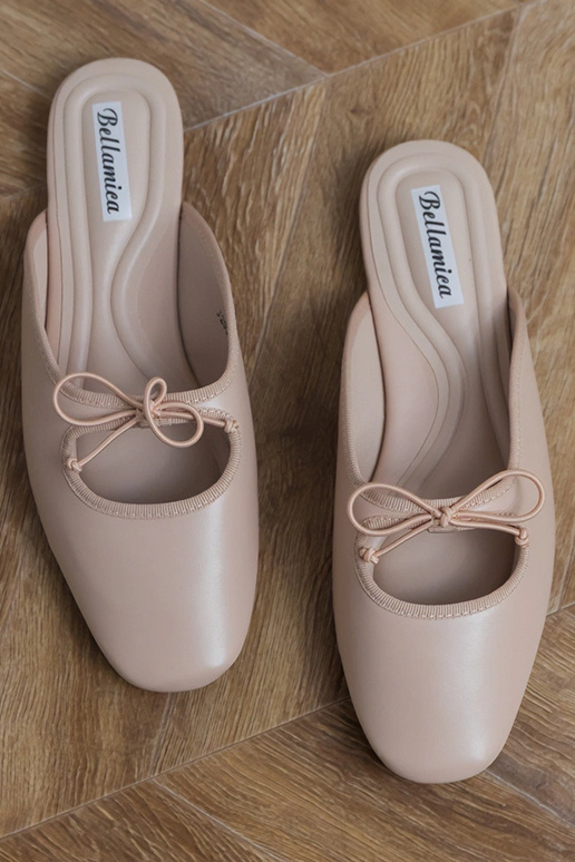 Zandkleurige gesloten slippers op... Zandkleurige gesloten slippers op...