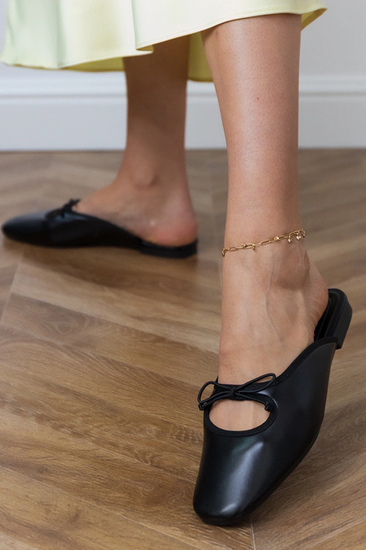 Zwarte gesloten slippers op platte... Zwarte gesloten slippers op platte...