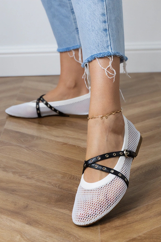 Weiße Netz-Ballerinas mit dekorativer... Weiße Netz-Ballerinas mit dekorativer...