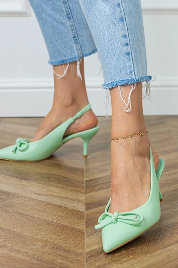 Sandales vertes à talon bas...