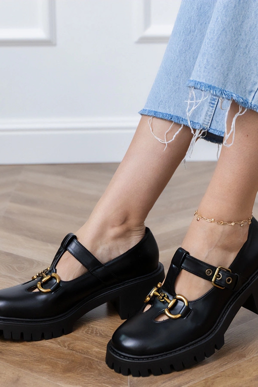 Zwarte instappers op een dikke zool...