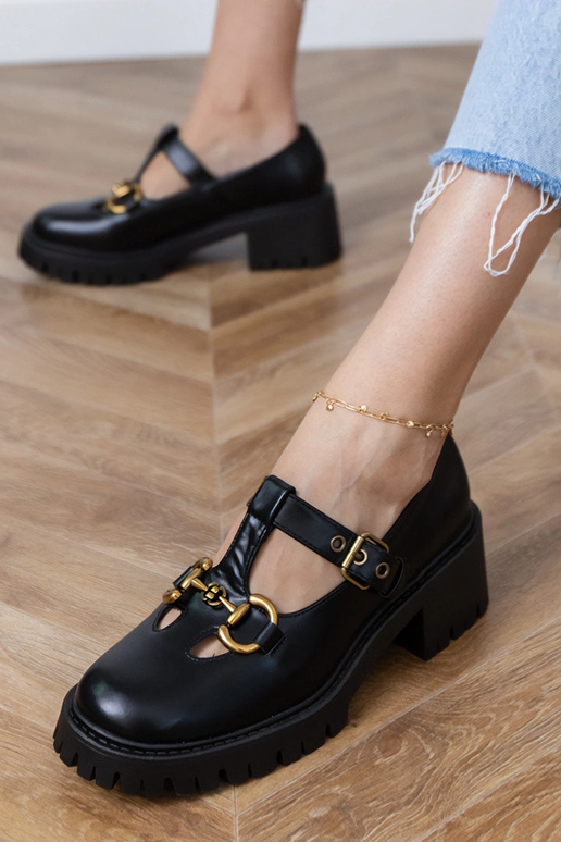 Chaussons noirs à semelle épaisse...