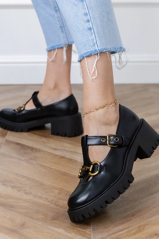 Schwarze Halbschuhe auf dickem Absatz...