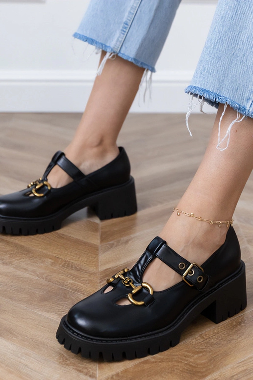 Schwarze Halbschuhe auf dickem Absatz...