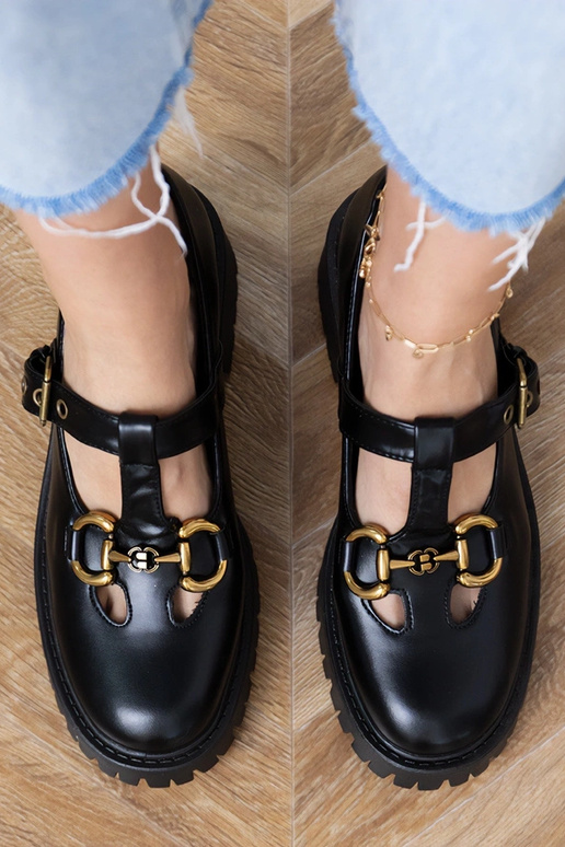 Schwarze Halbschuhe auf dickem Absatz...