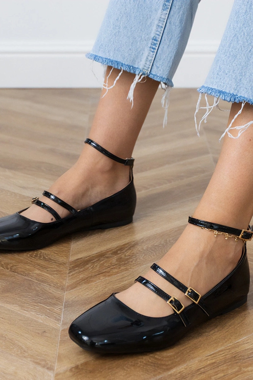 Schwarze lackierte Ballerinas mit... Schwarze lackierte Ballerinas mit...