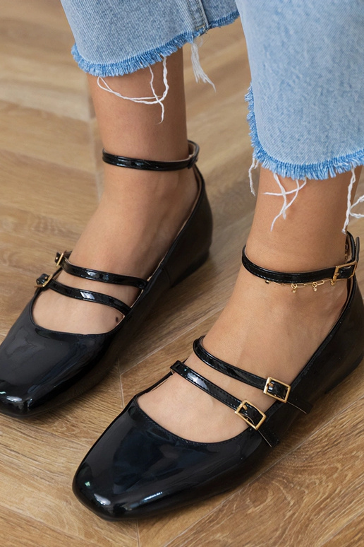 Schwarze lackierte Ballerinas mit... Schwarze lackierte Ballerinas mit...