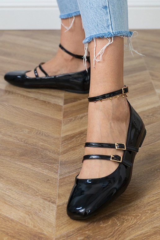 Schwarze lackierte Ballerinas mit... Schwarze lackierte Ballerinas mit...