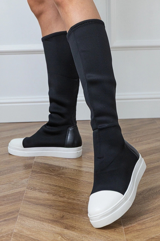Schwarze textile Sportstiefel mit... Schwarze textile Sportstiefel mit...
