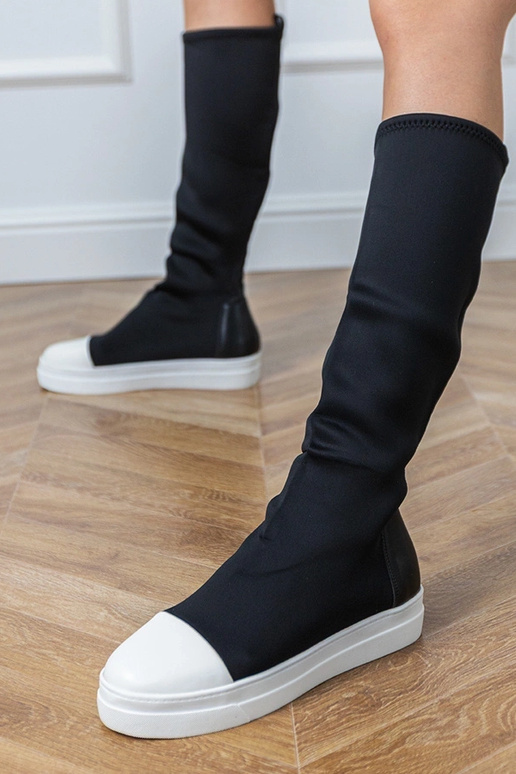 Schwarze textile Sportstiefel mit... Schwarze textile Sportstiefel mit...