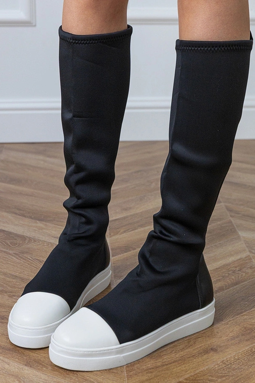 Schwarze textile Sportstiefel mit... Schwarze textile Sportstiefel mit...