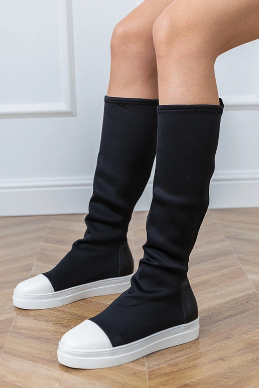 Schwarze textile Sportstiefel mit... Schwarze textile Sportstiefel mit...
