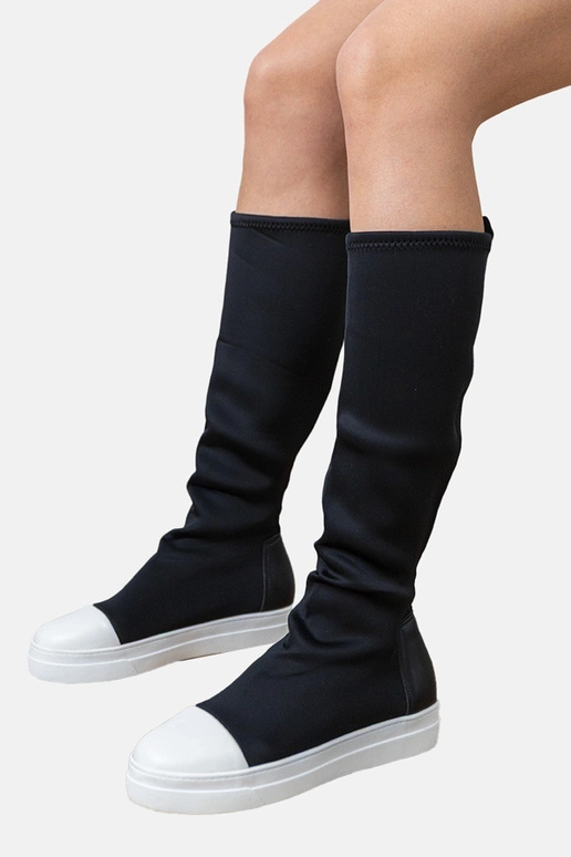 Schwarze textile Sportstiefel mit... Schwarze textile Sportstiefel mit...