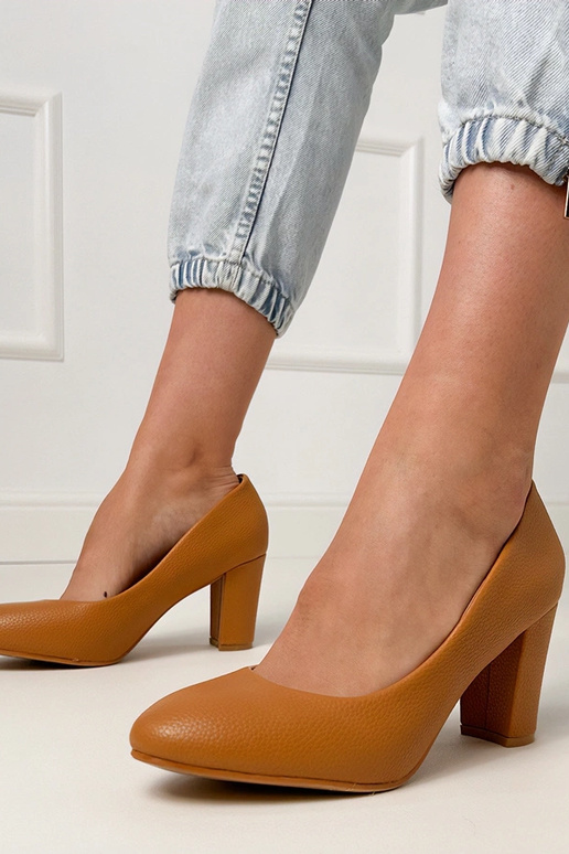 Bruine klassieke sandalen op een hak...