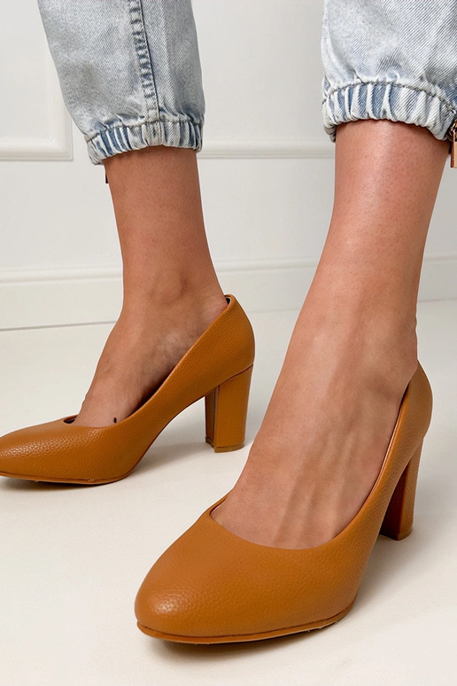 Bruine klassieke sandalen op een hak...